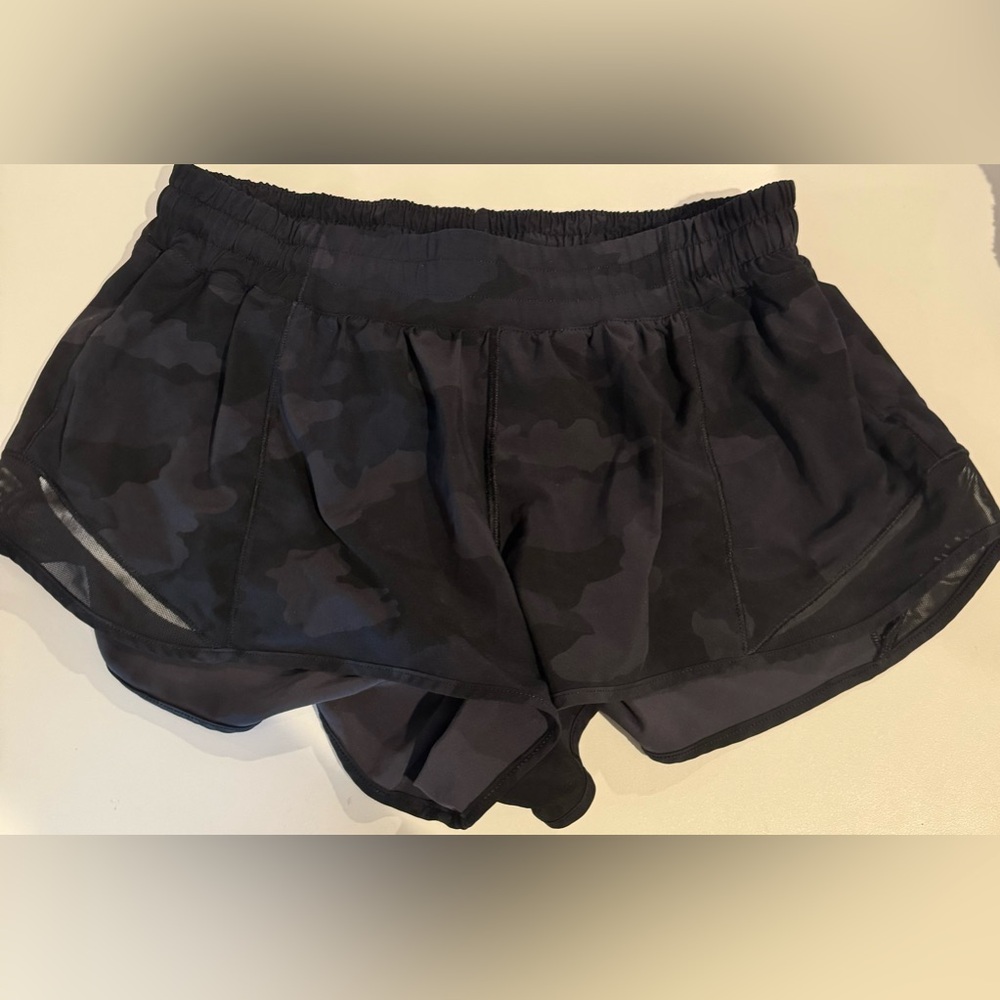 Lululemon 2.5 shorts hotty hot